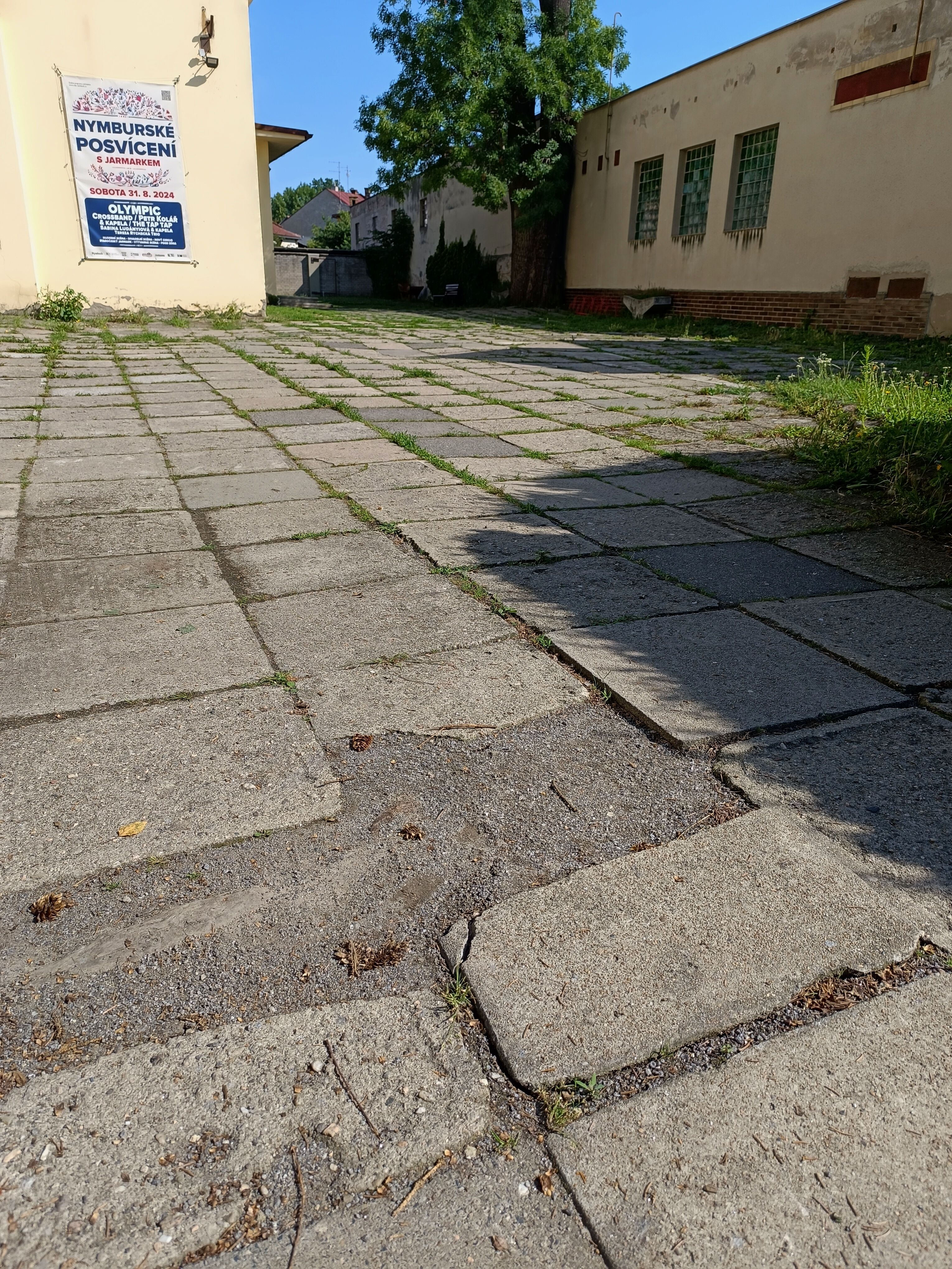 Do Kina Sokol po novém chodníku