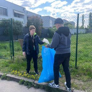 Žiaci zo seneckých škôl opäť pomohli mestu pri príležitosti Dňa Zeme