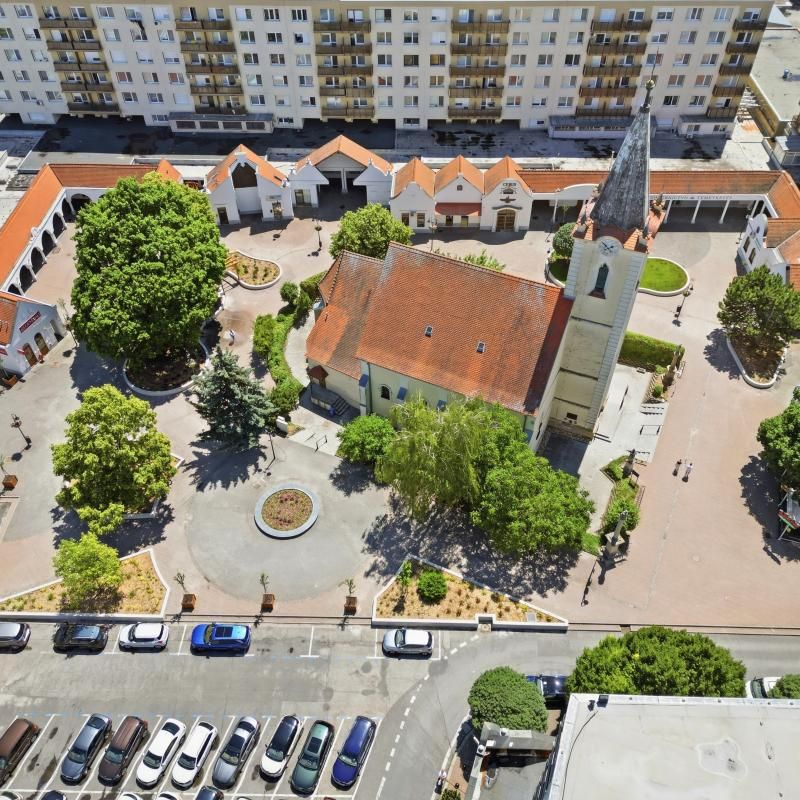 Megújult a Vámbéry tér