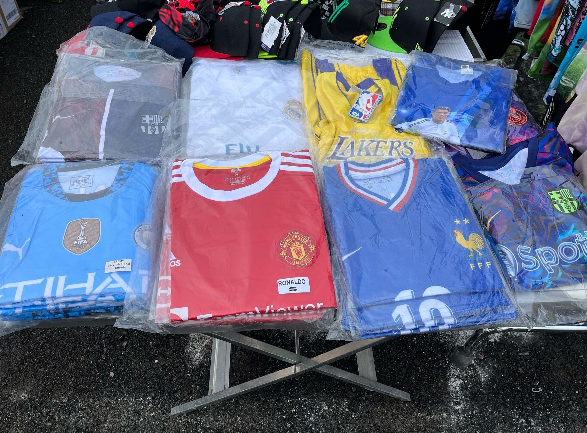 Na bleším trhu nabízel prodejce falza dresů