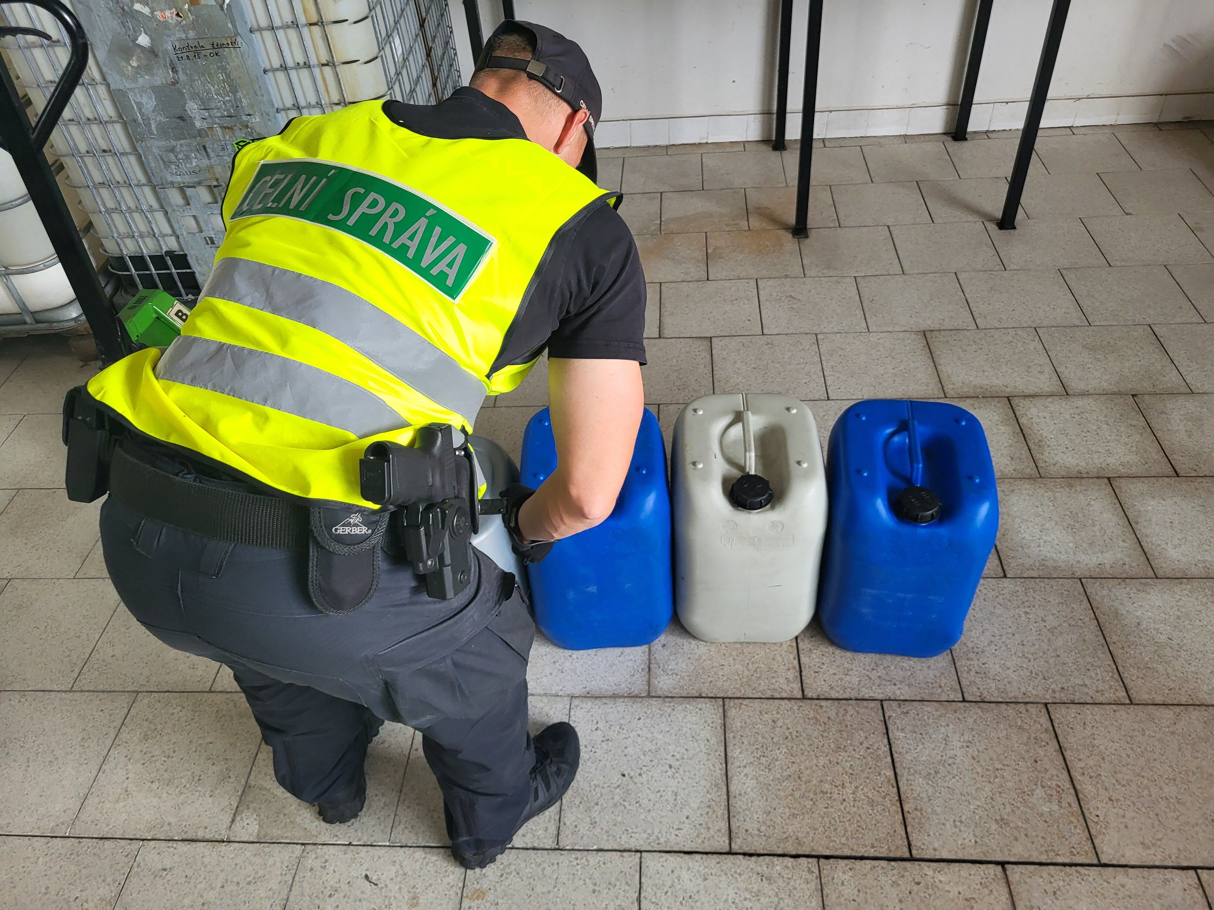 Jihomoravští celníci zmařili nelegální převoz alkoholu a nafty