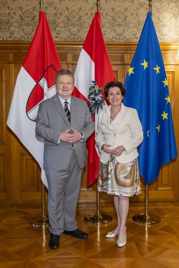 Bürgermeister Michael Ludwig empfängt Margarete Kriz-Zwittkovits.