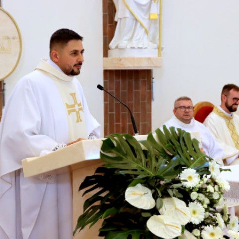 Novokňaz Jakub Jurkovič slávil v Senici primičnú svätú omšu