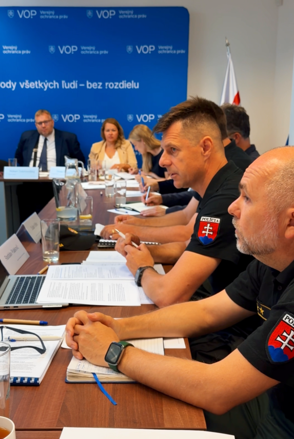 Spájame inštitúcie pre ochranu základných práv v rámci Migračného paktu