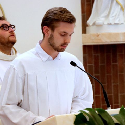Novokňaz Jakub Jurkovič slávil v Senici primičnú svätú omšu