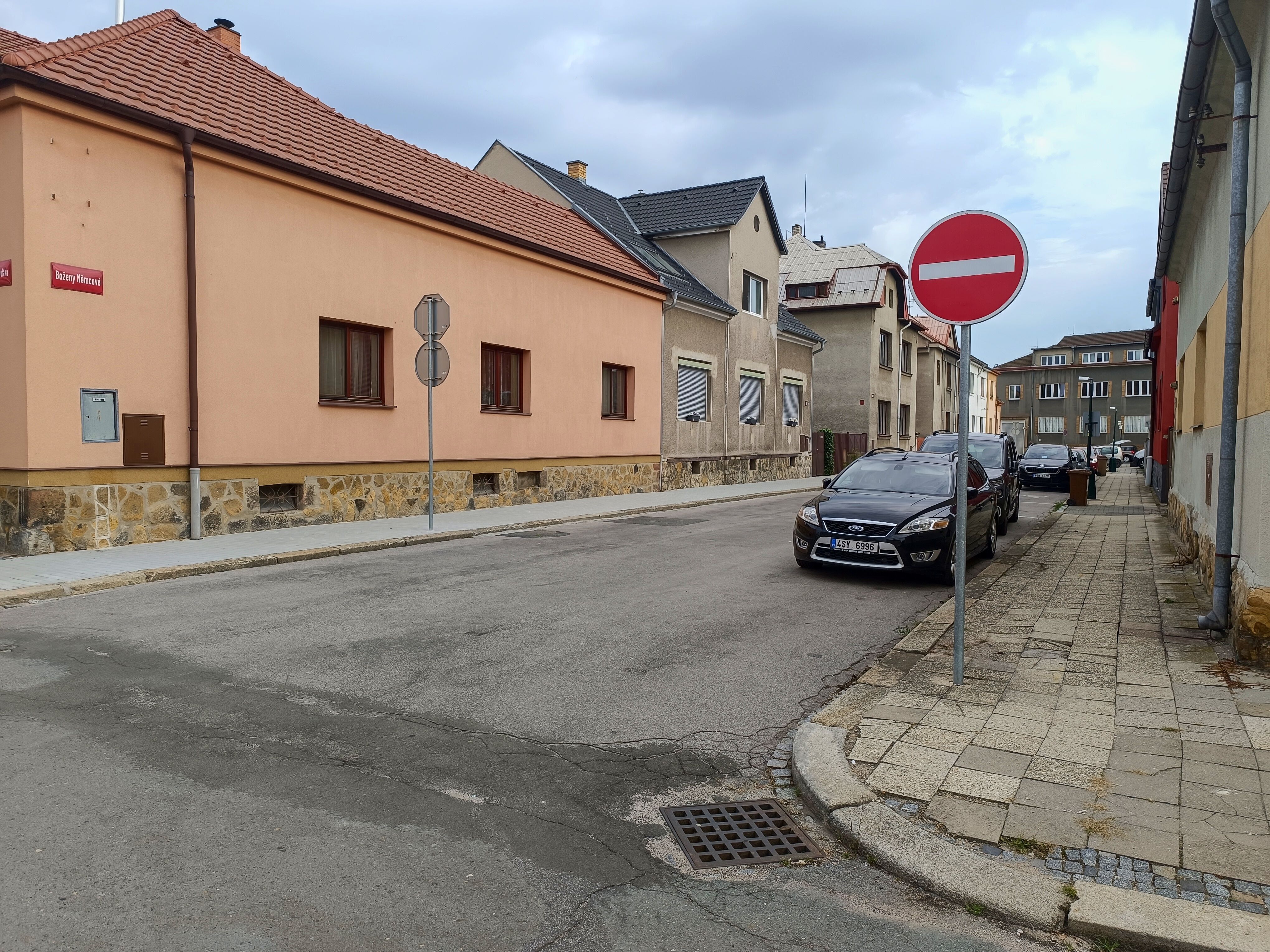 Celá ulice Boženy Němcové bude mít nový povrch