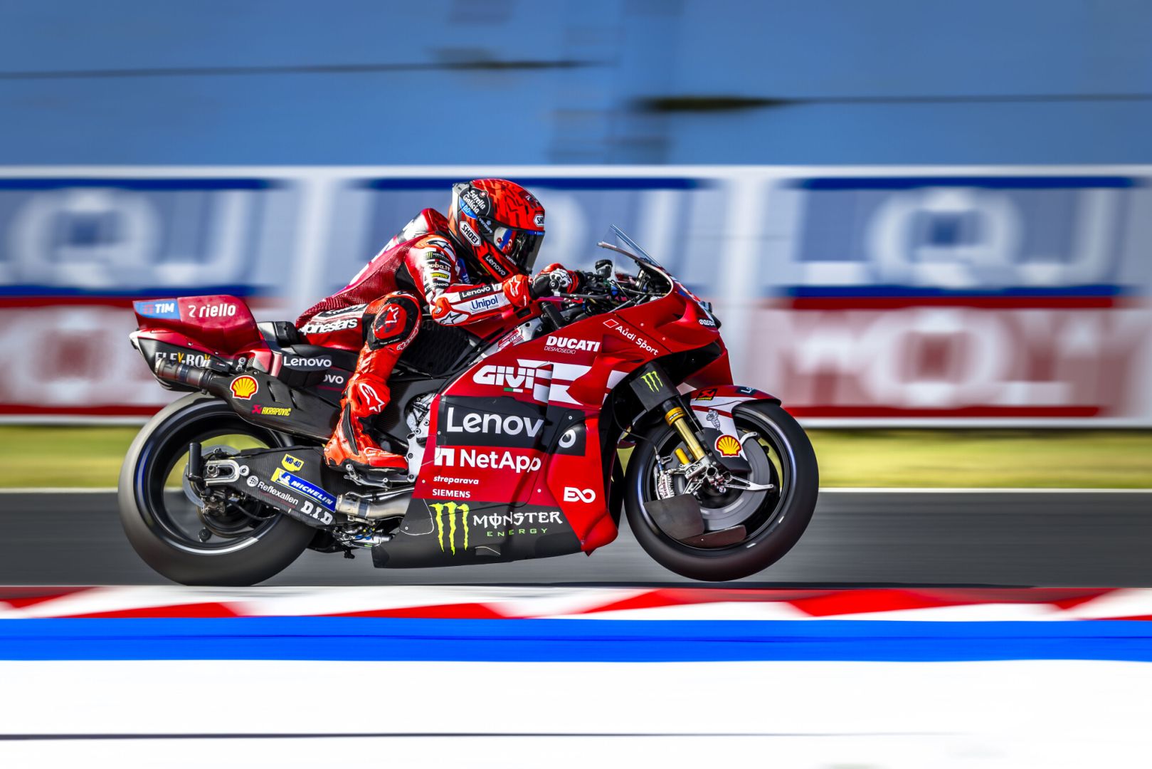 Marc Márquez y el Ducati Lenovo Team, segundos en la jornada del viernes en Misano. Francesco Bagnaia, decimonoveno
