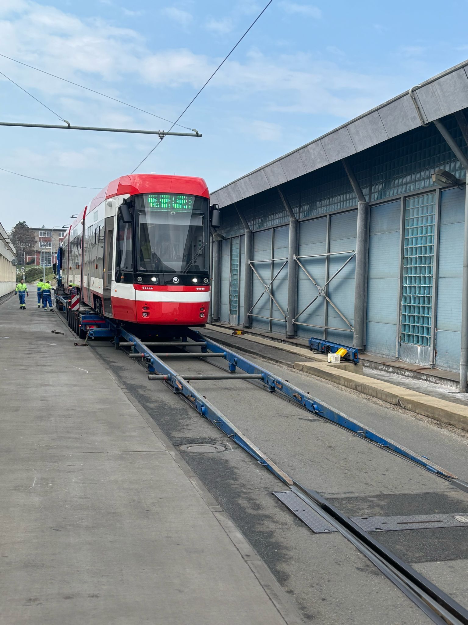 Do Brna dorazila první z patnácti nových tramvají Škoda ForCity Smart 45T