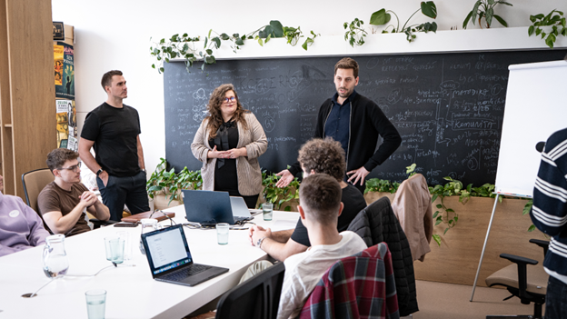 Od regionálních projektů do hledáčku investorů. Finále ICOK Startup Academy ovládla umělá inteligence a startup NOMOX