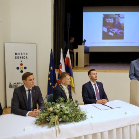 Slávnostné zastupiteľstvo vzdalo poctu Jánovi Petrovi a Miloslavovi Chomovi