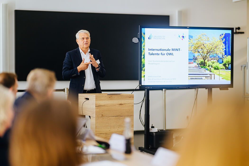 Universität Paderborn bildet internationale MINT-Talente für OWL aus