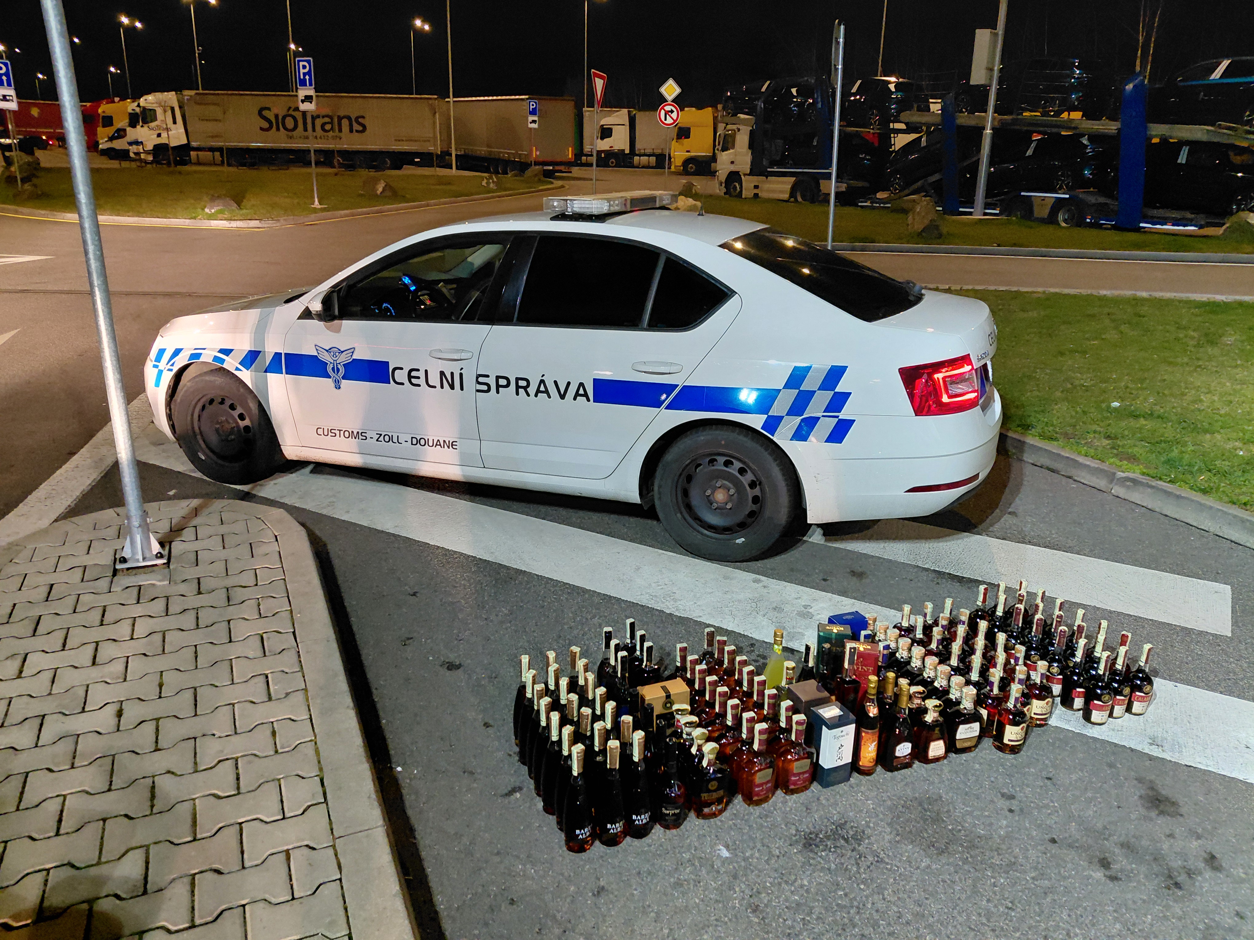 Alkohol mířící z Moldávie do Irska zadrželi středočeští celníci