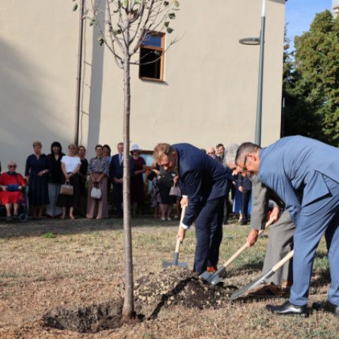 Slávnostné zastupiteľstvo vzdalo poctu Jánovi Petrovi a Miloslavovi Chomovi