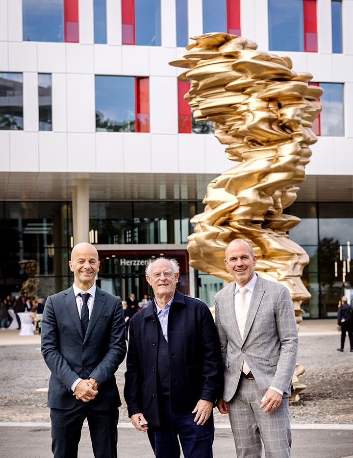 Anthony Craggs Skulptur „Mean Average“ steht seit heute auf dem Campus des UKB
