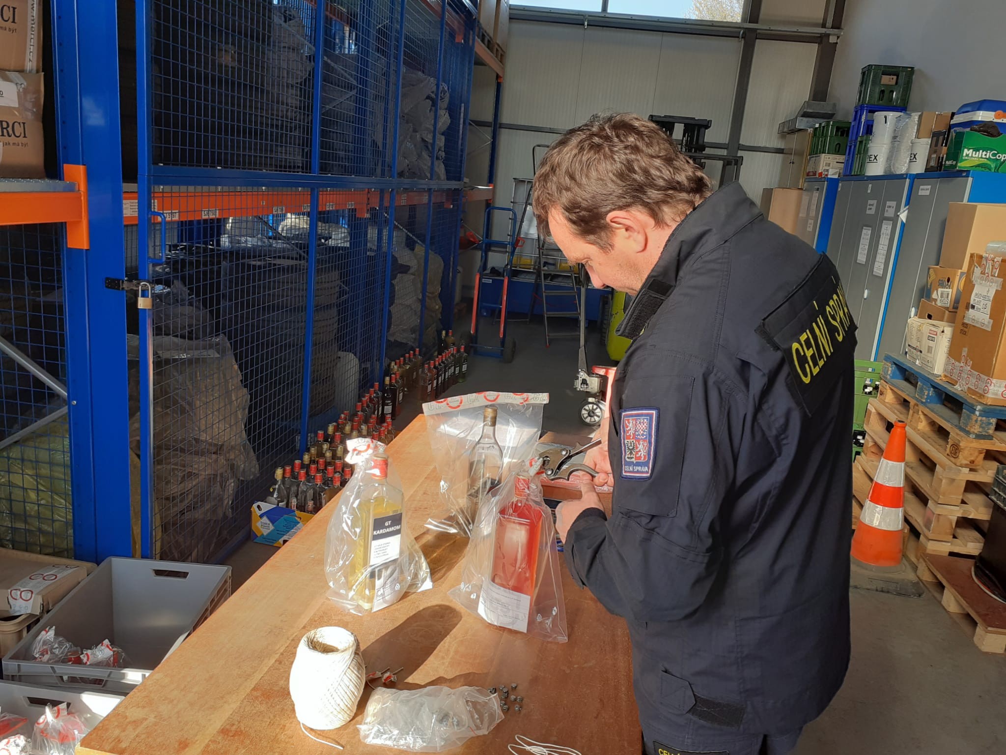 Celníci odhalili nelegální výrobu alkoholu v barech