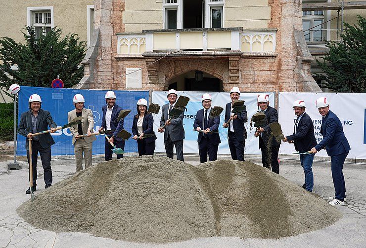 Spatenstich für Katastrophenschutzzentrum Schloss Mentlberg
