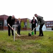 Slovinský veľvyslanec Stanislav Raščan navštívil PU, na znak priateľstva zasadil lipu
