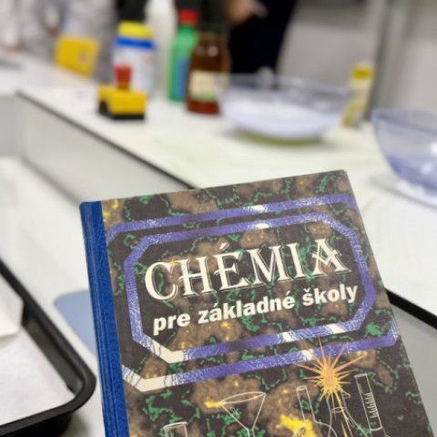 Žiaci na „jednotke“ sa učia chémiu a fyziku v novej modernej učebni