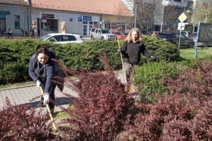 Spoločná brigáda útvarov priniesla krajšie prostredie aj dobrý pocit