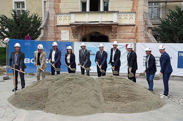 Spatenstich für Katastrophenschutzzentrum Schloss Mentlberg