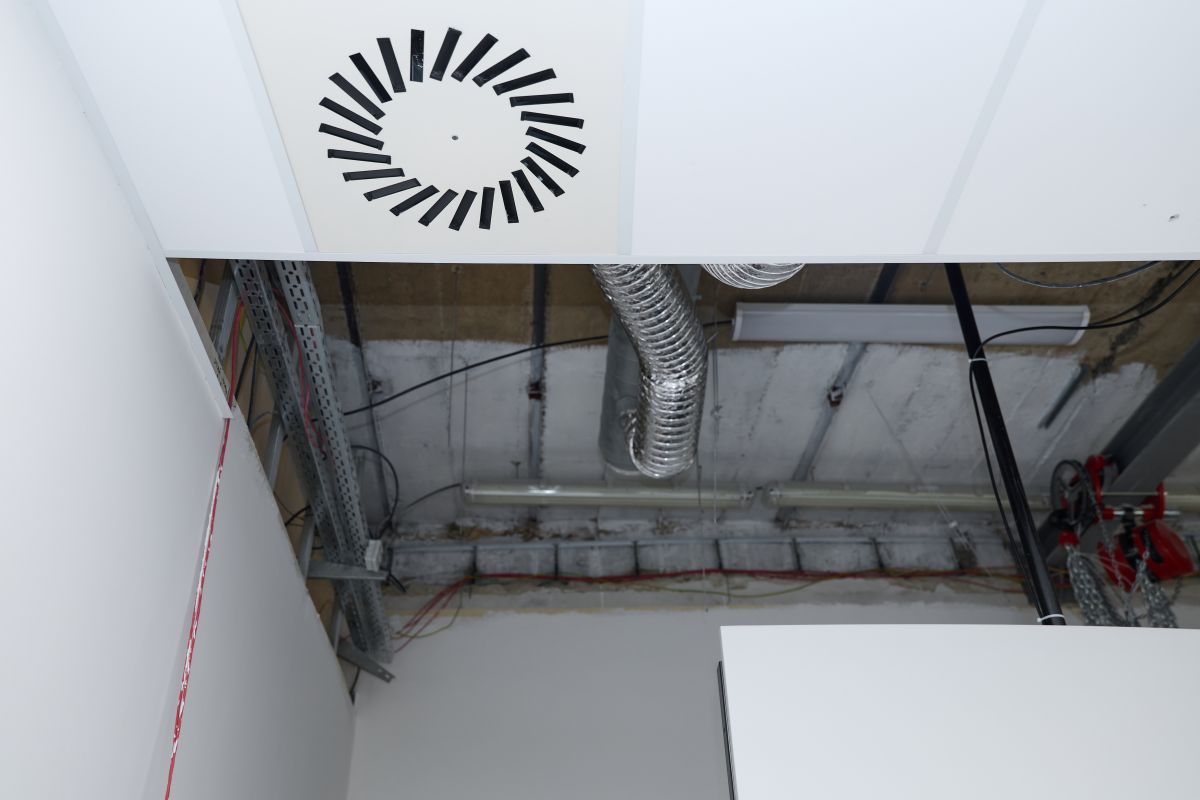 Do michalovskej nemocnice dorazil nový lineárny urýchľovač. Pracovisko prerábajú za vyše 4 milióny eur