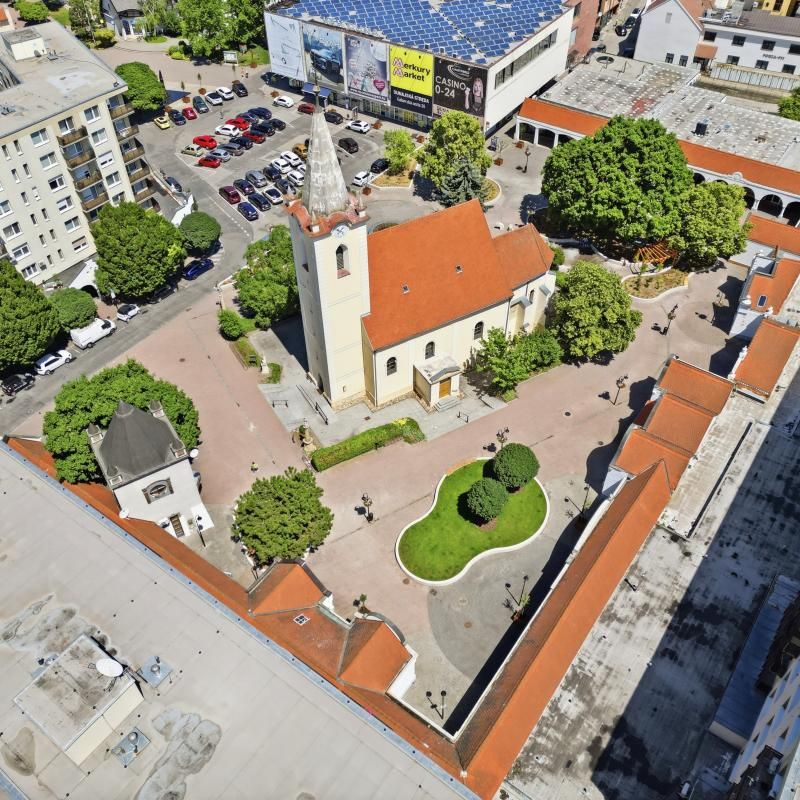 Megújult a Vámbéry tér