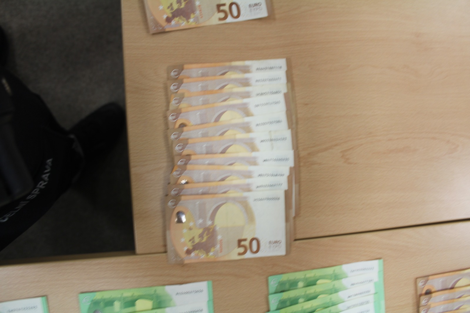 Pražští celníci objevili nepřiznaných 70.000 EUR v autě cizího státního příslušníka