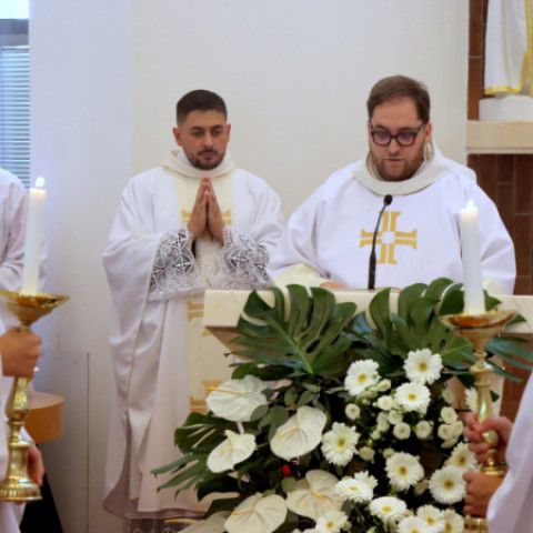 Novokňaz Jakub Jurkovič slávil v Senici primičnú svätú omšu