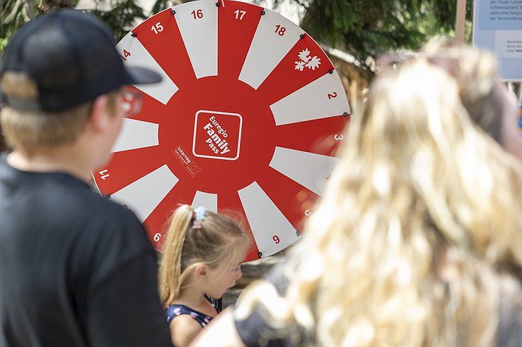Gelungenes Familienfest im Ötzi-Dorf & Greifvogelpark Umhausen