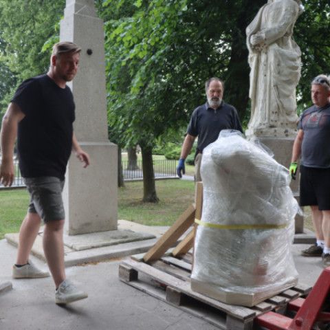 Socha Márie Magdalény je zreštaurovaná a vracia sa na senickú Kalváriu