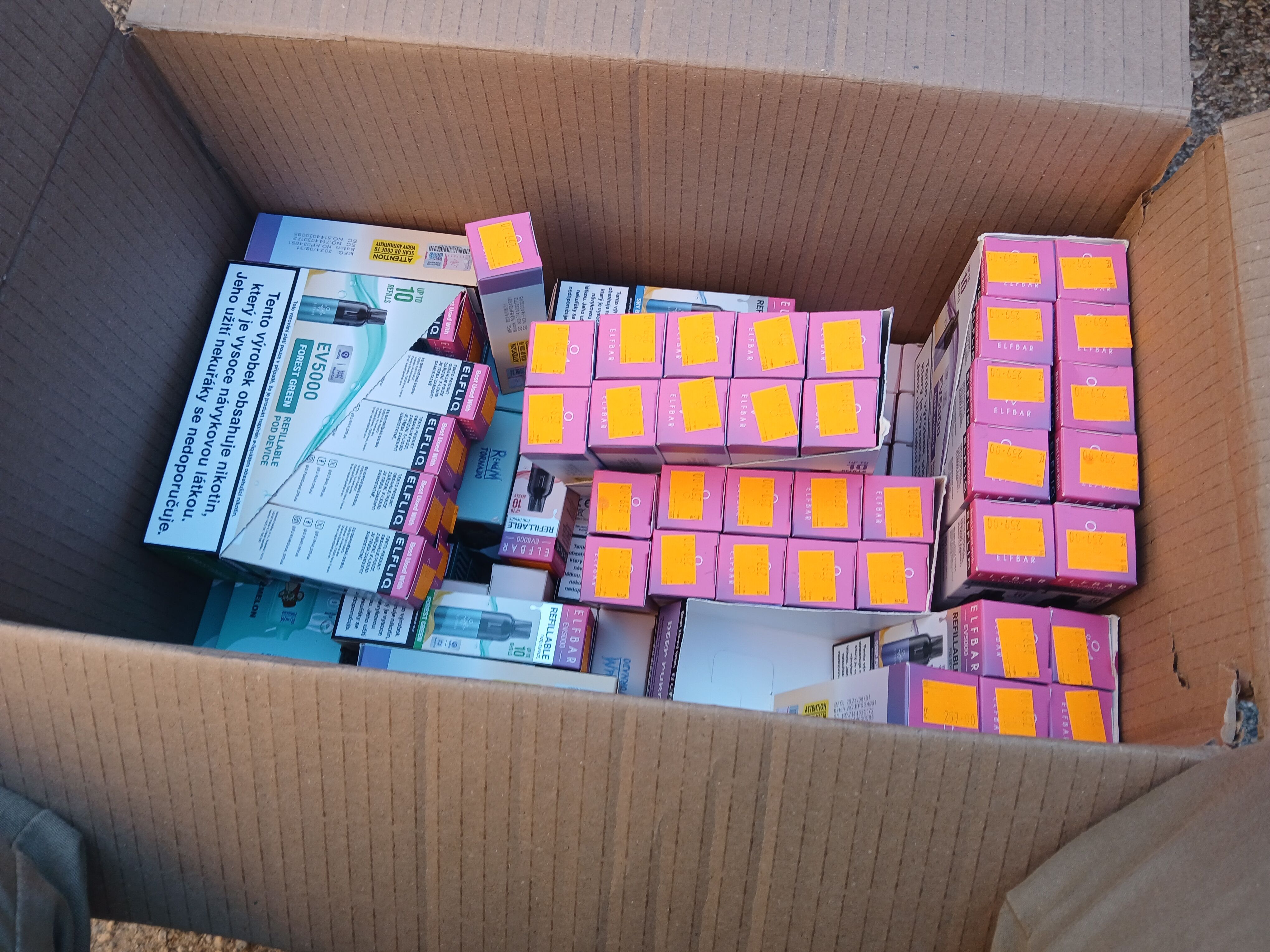 Tisícovku balení neznačených náplní do cigaret odhalili jihočeští celníci