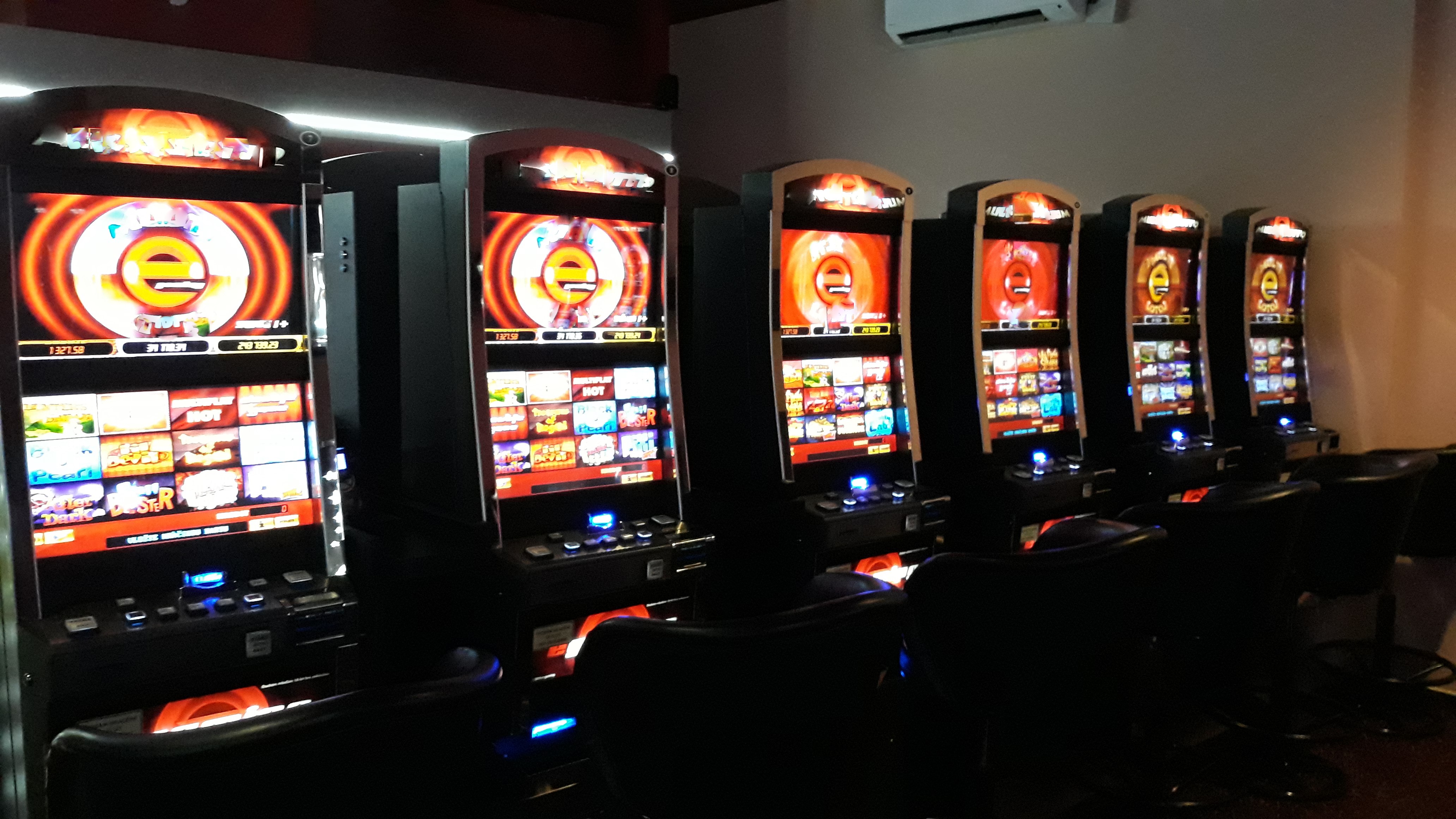 Celníci a inspekce práce potírají nelegální činnost a zaměstnávání v oblasti hazardu