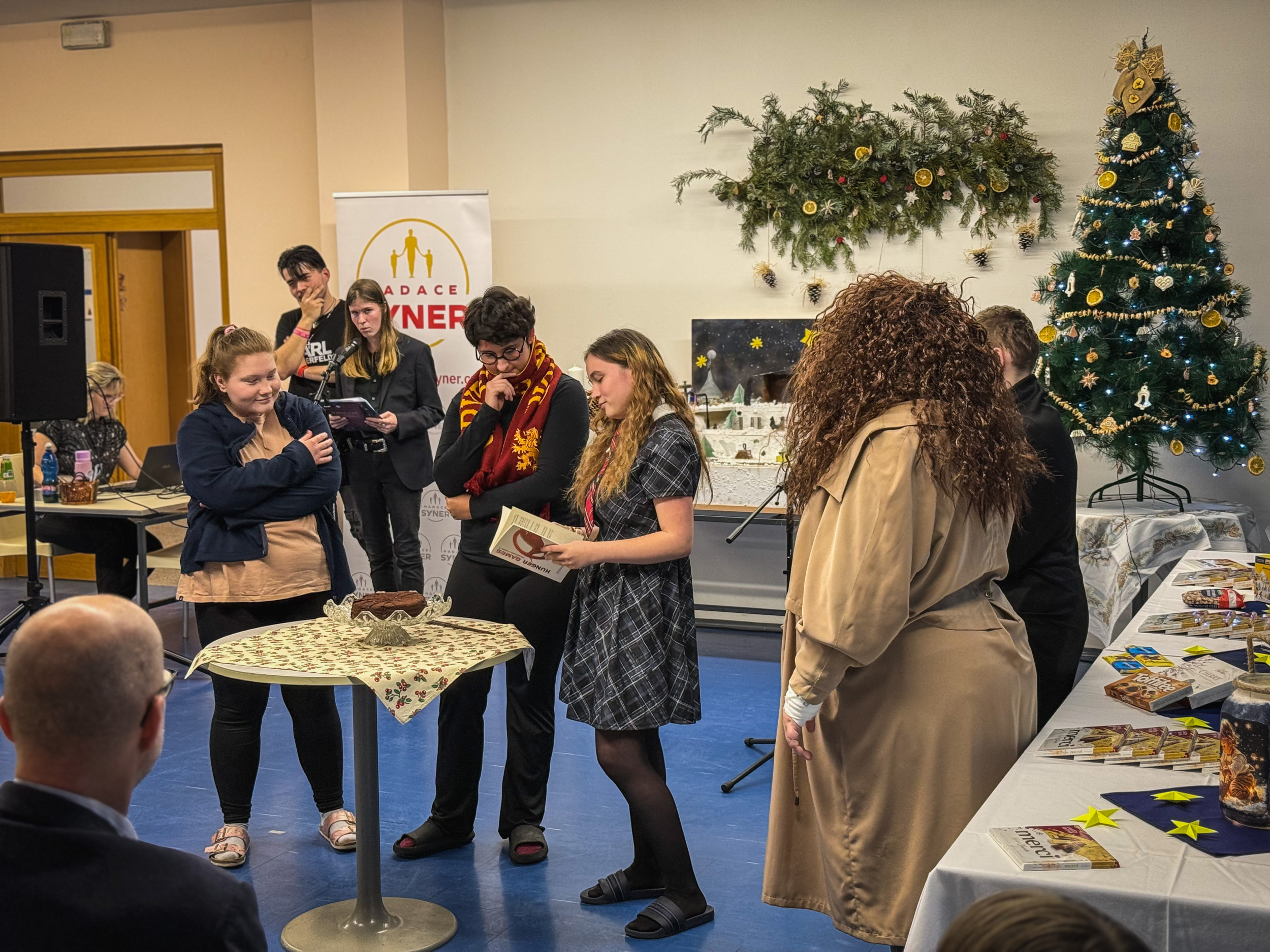 Předvánoční besídka na SOŠ Jablonecká ukázala talent, nápaditost a obrovskou energii studentů. Nadace SYNER je dlouholetým partnerem