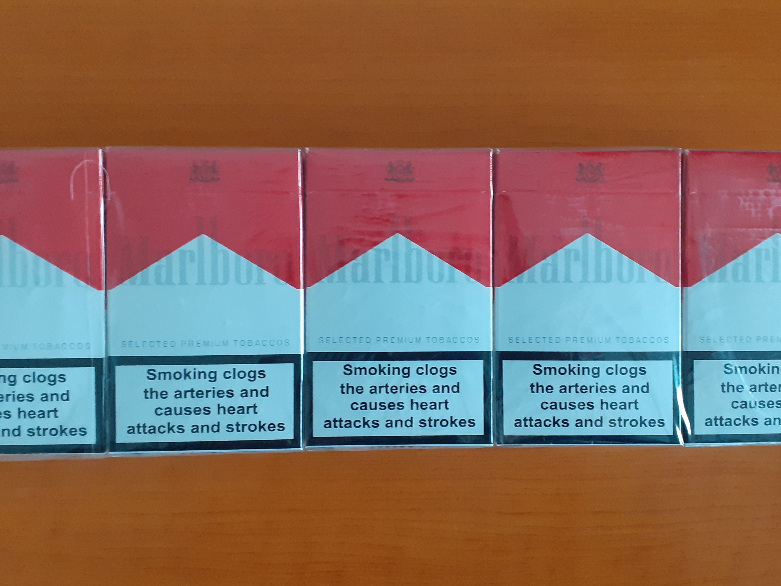 Červený cestovní kufr ukrýval 12 tisíc nelegálních cigaret