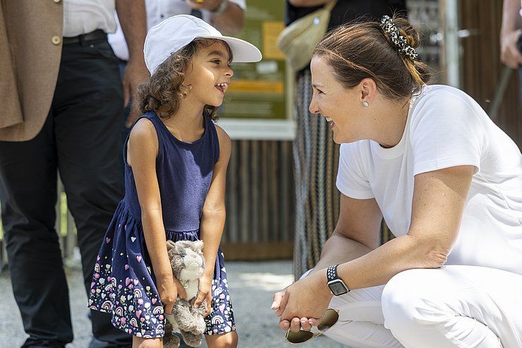 Gelungenes Familienfest im Ötzi-Dorf & Greifvogelpark Umhausen