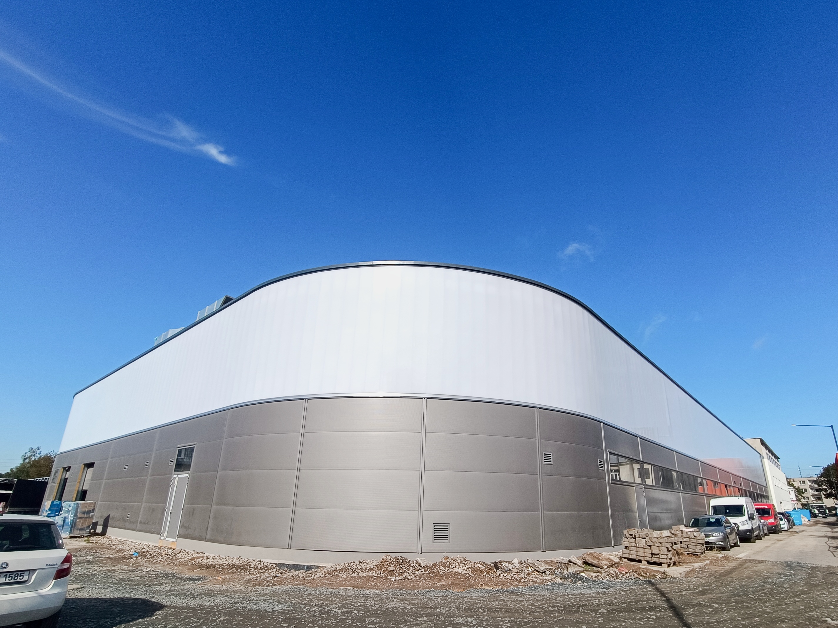 Rekonstrukce zimního stadionu pokračuje – dokončují se šatny, technologie i parkoviště