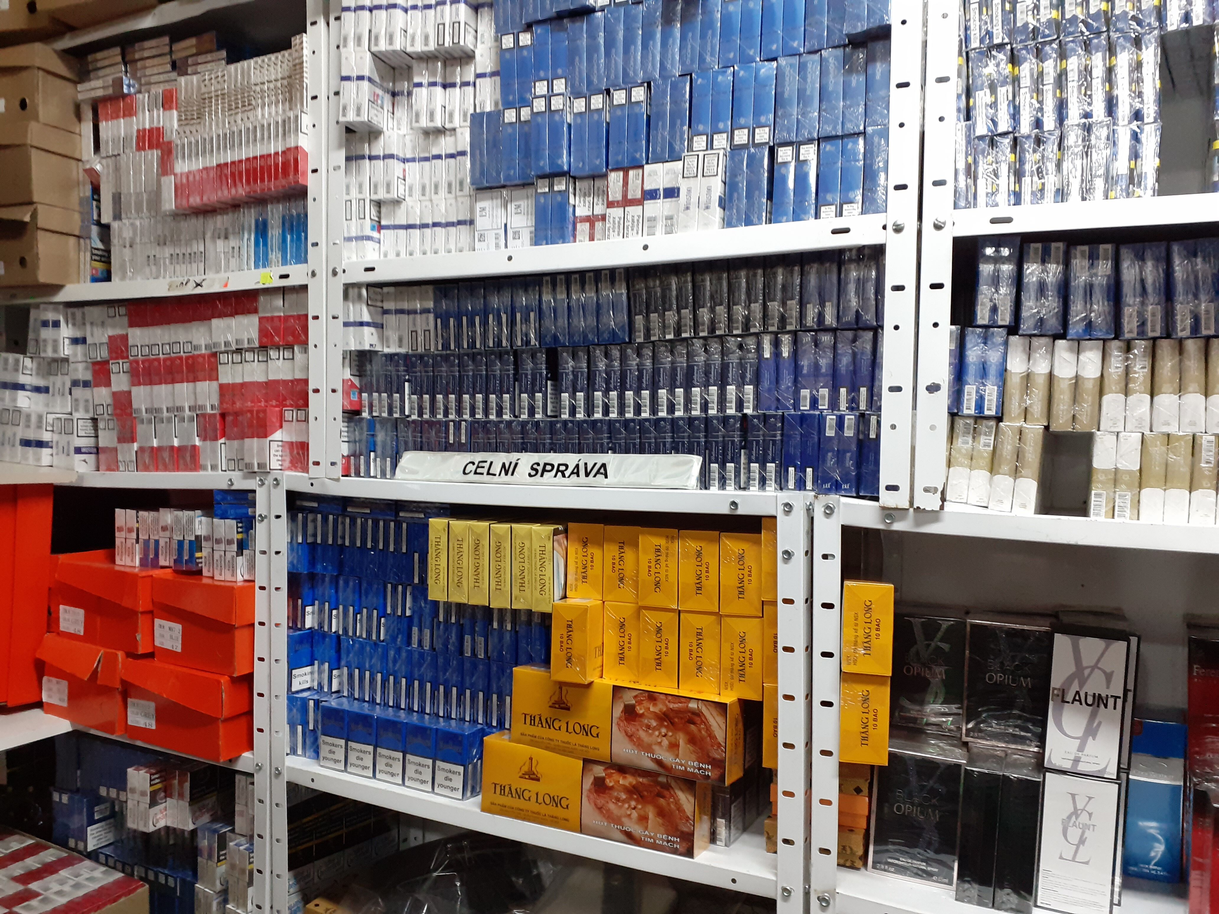 Napodobeniny zboží i neznačené cigarety v celkové hodnotě převyšující 70 milionů korun
