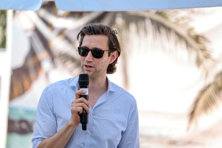 Netzwerken und Start-up-Talks mit den Füßen im Sand