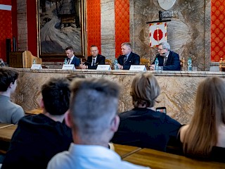 Predseda vlády SR Robert Fico diskutoval so študentmi v Ružomberku