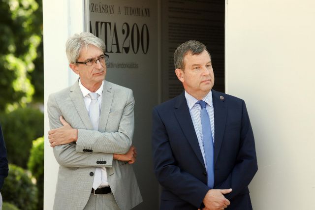 Mozgásban a tudomány – Pósfai Mihály nyitotta meg a Balatonfüredre érkezett vándorkiállítást