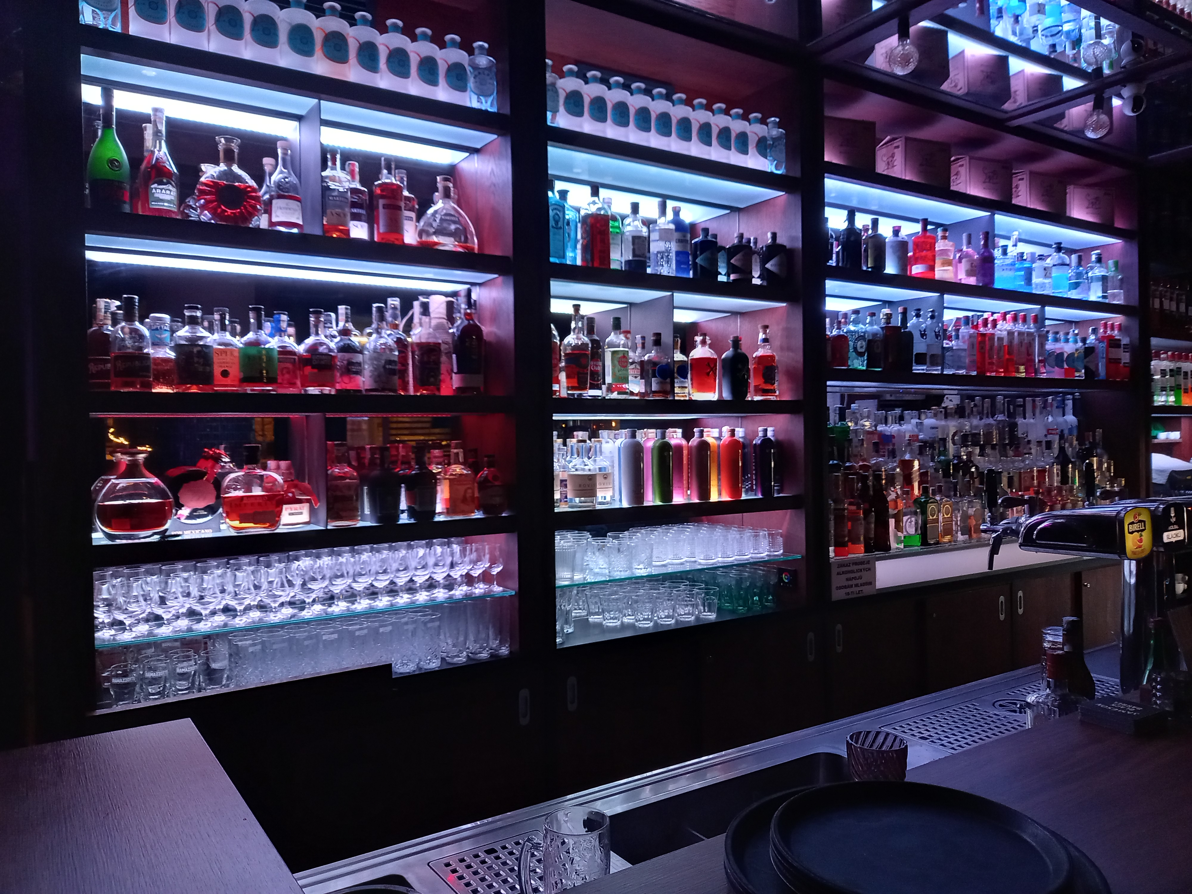 Celníci odhalili nelegální výrobu alkoholu v barech