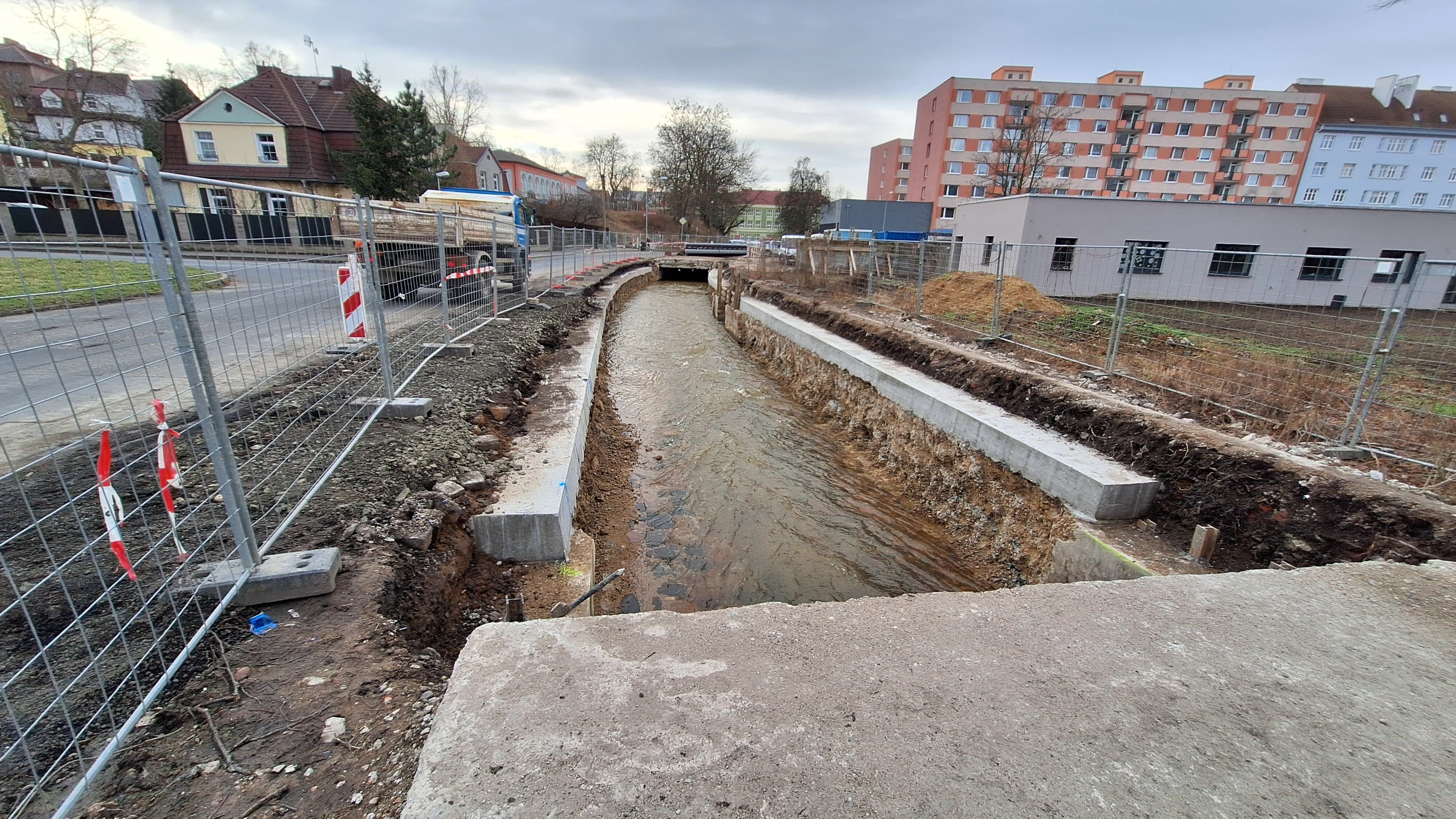 Na Bystřici v Teplicích bouráme stropní konstrukce a vážeme výztuž