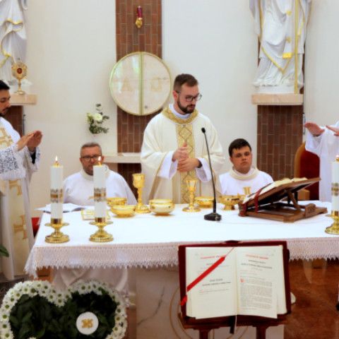 Novokňaz Jakub Jurkovič slávil v Senici primičnú svätú omšu