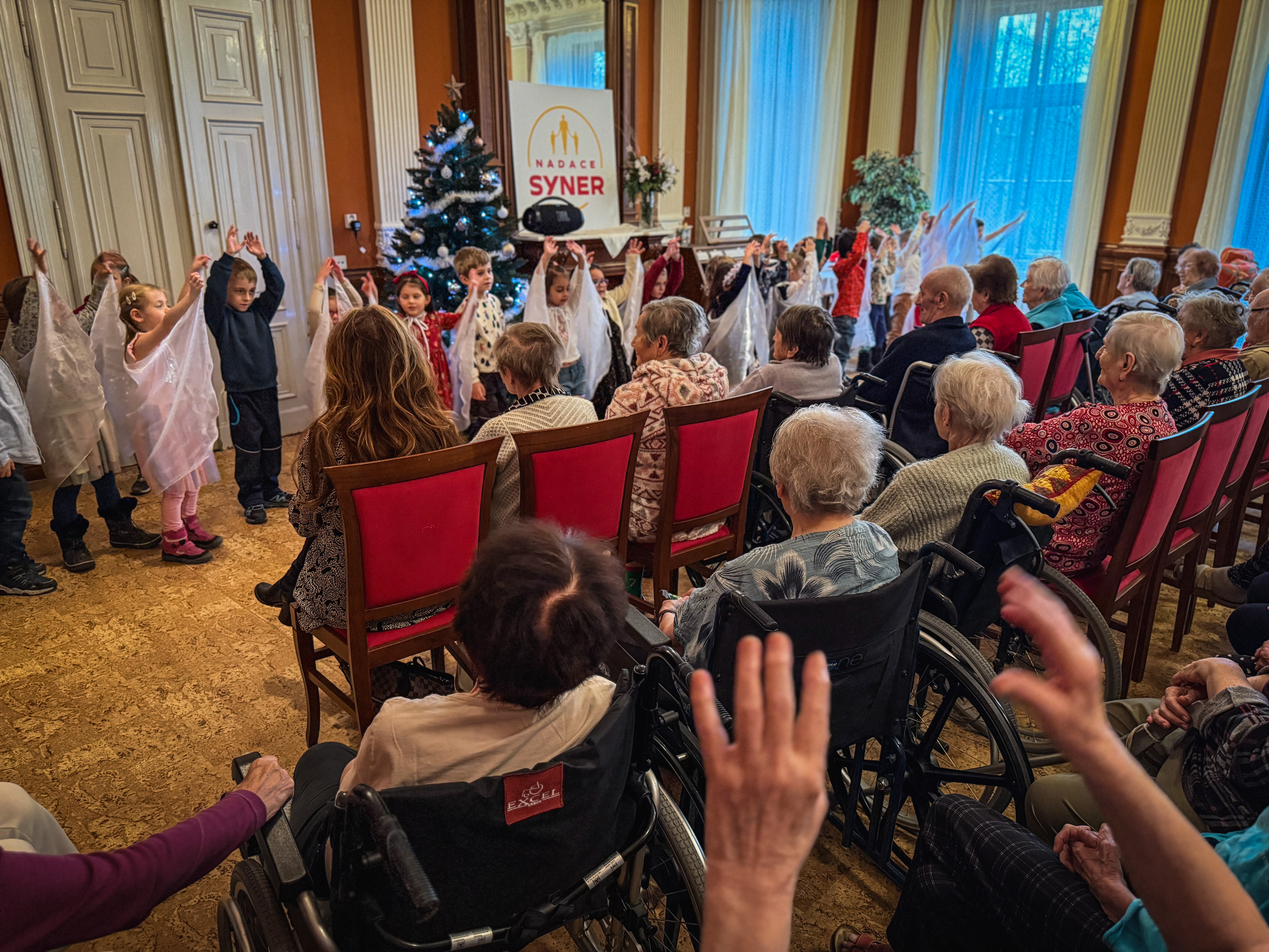 Děti z MŠ Korálek již po pětadvacáté rozsvítily Vánoce v Domově seniorů Český Dub