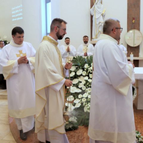 Novokňaz Jakub Jurkovič slávil v Senici primičnú svätú omšu