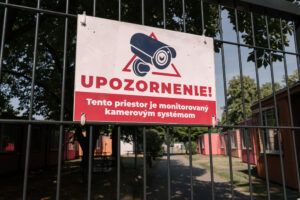 K plotu okolo bungalovov na Slnečných jazerách