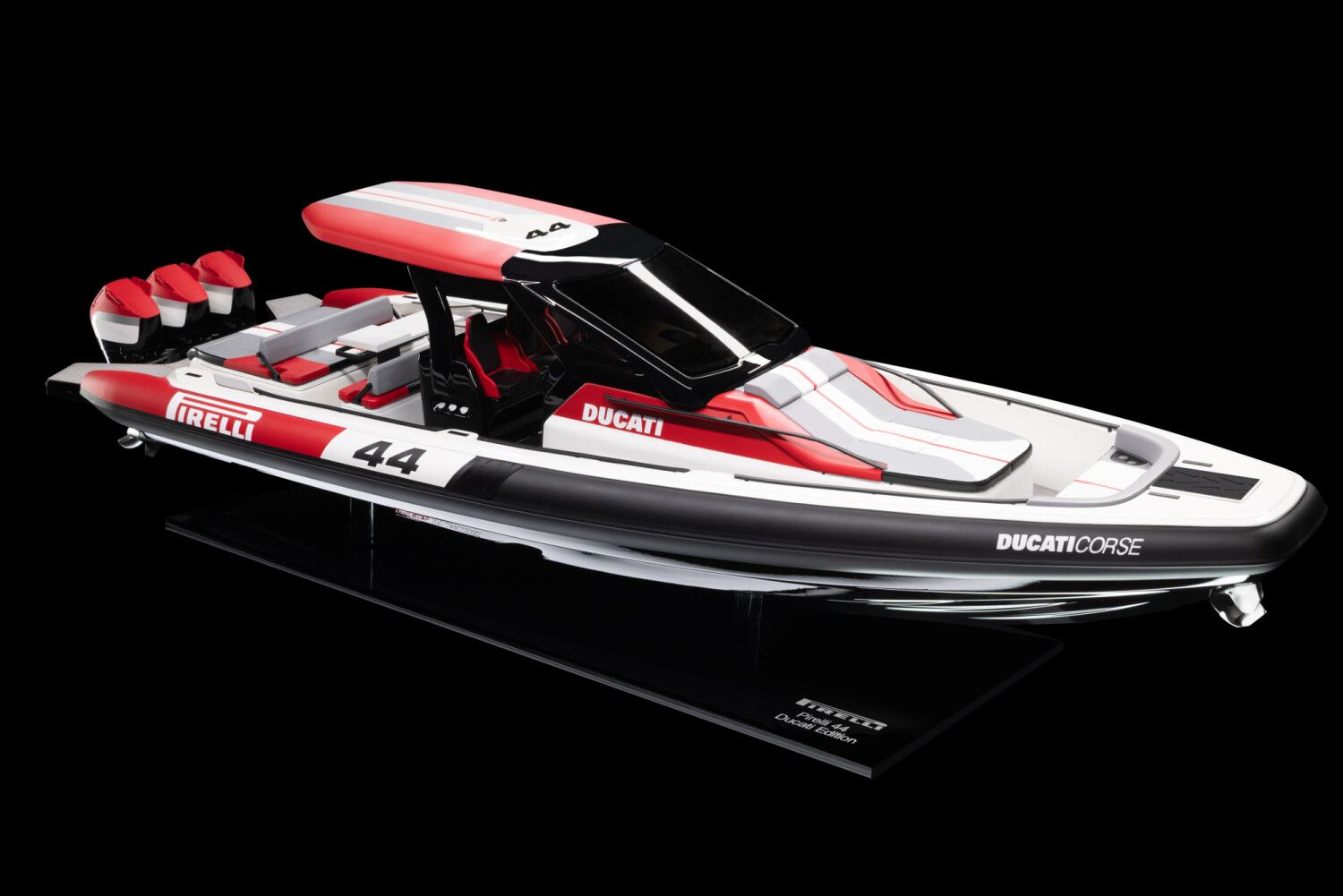 High performance and sporty character: Ducati's values ​​make their debut in the nautical world with the PIRELLI 44 | Ducati Edition