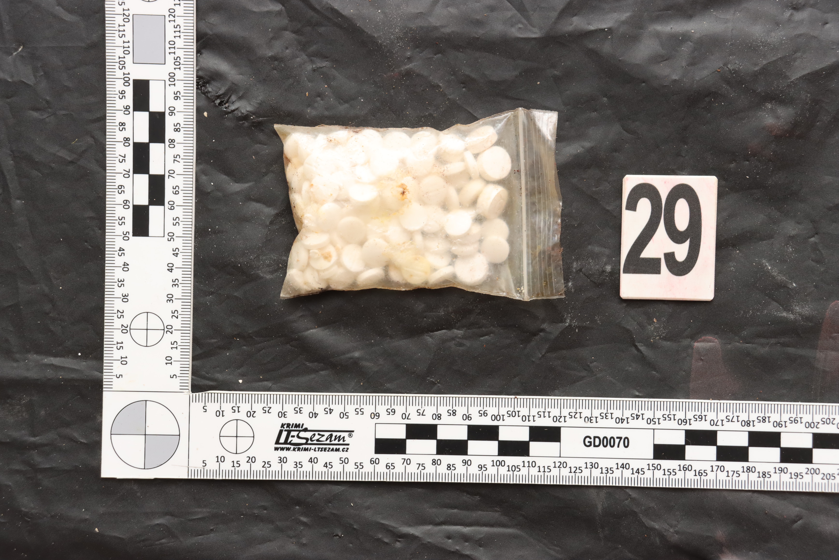 Celníci při razii v Jihomoravském kraji našli drogy, zakázané střelné pero a kradená elektrokola za milion korun