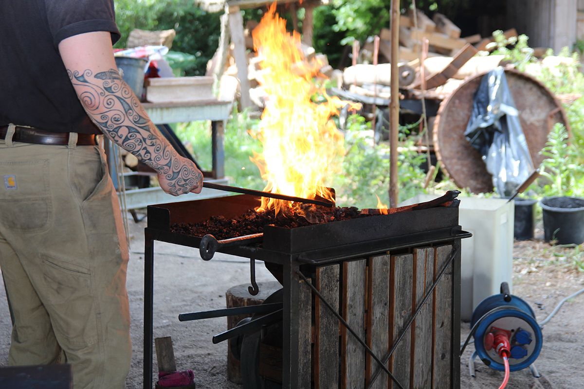 Kunstschmiede helfen am Römerzentrum Schlungenhof