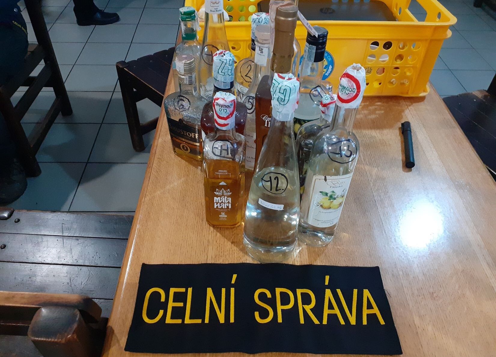 Stovky litrů nezdaněného i neznačeného alkoholu zajistili jihočeští celníci